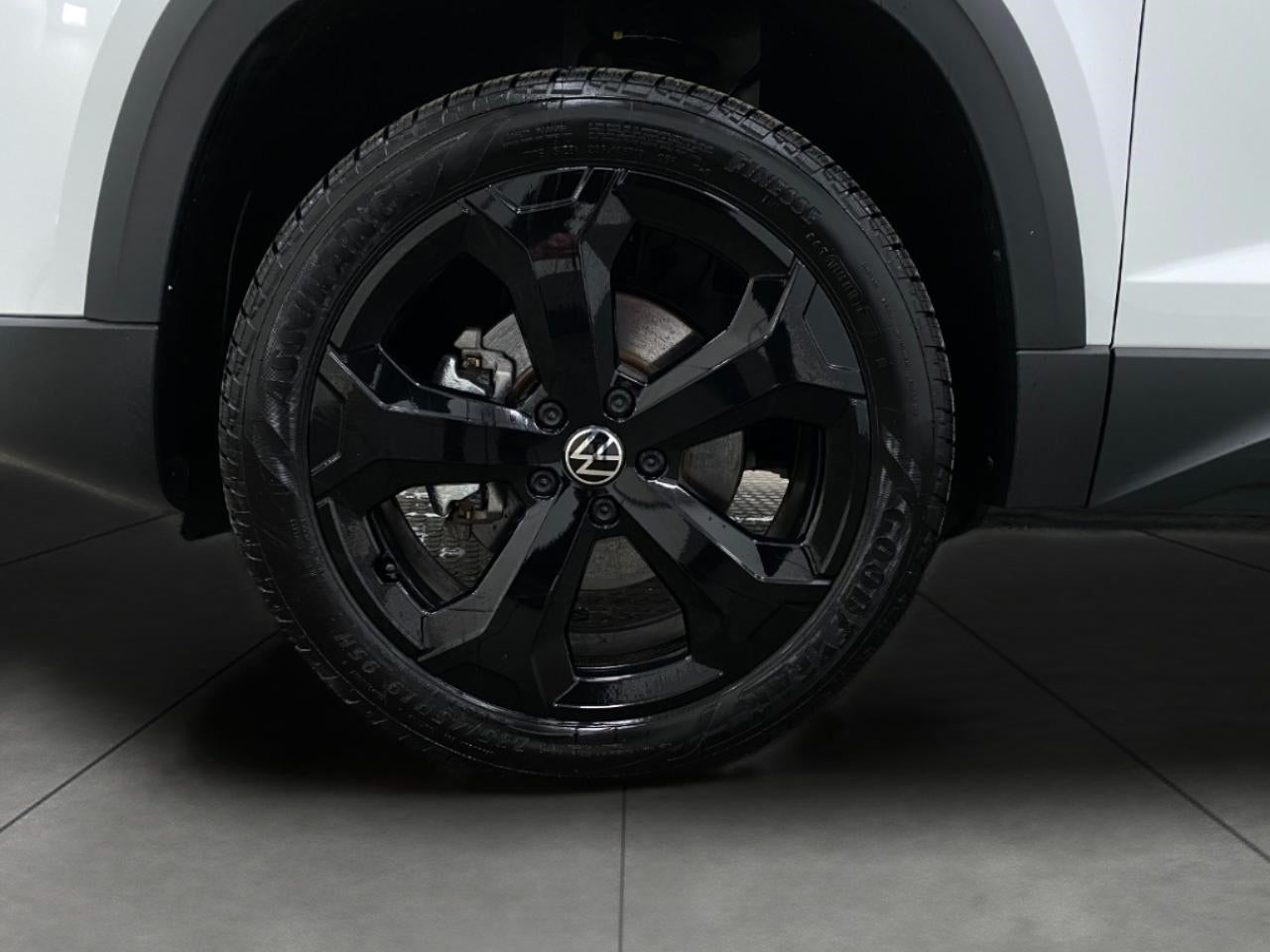 2025 Volkswagen Taos SE Black 4MOTION