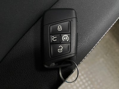 2025 Volkswagen Taos SE Black 4MOTION