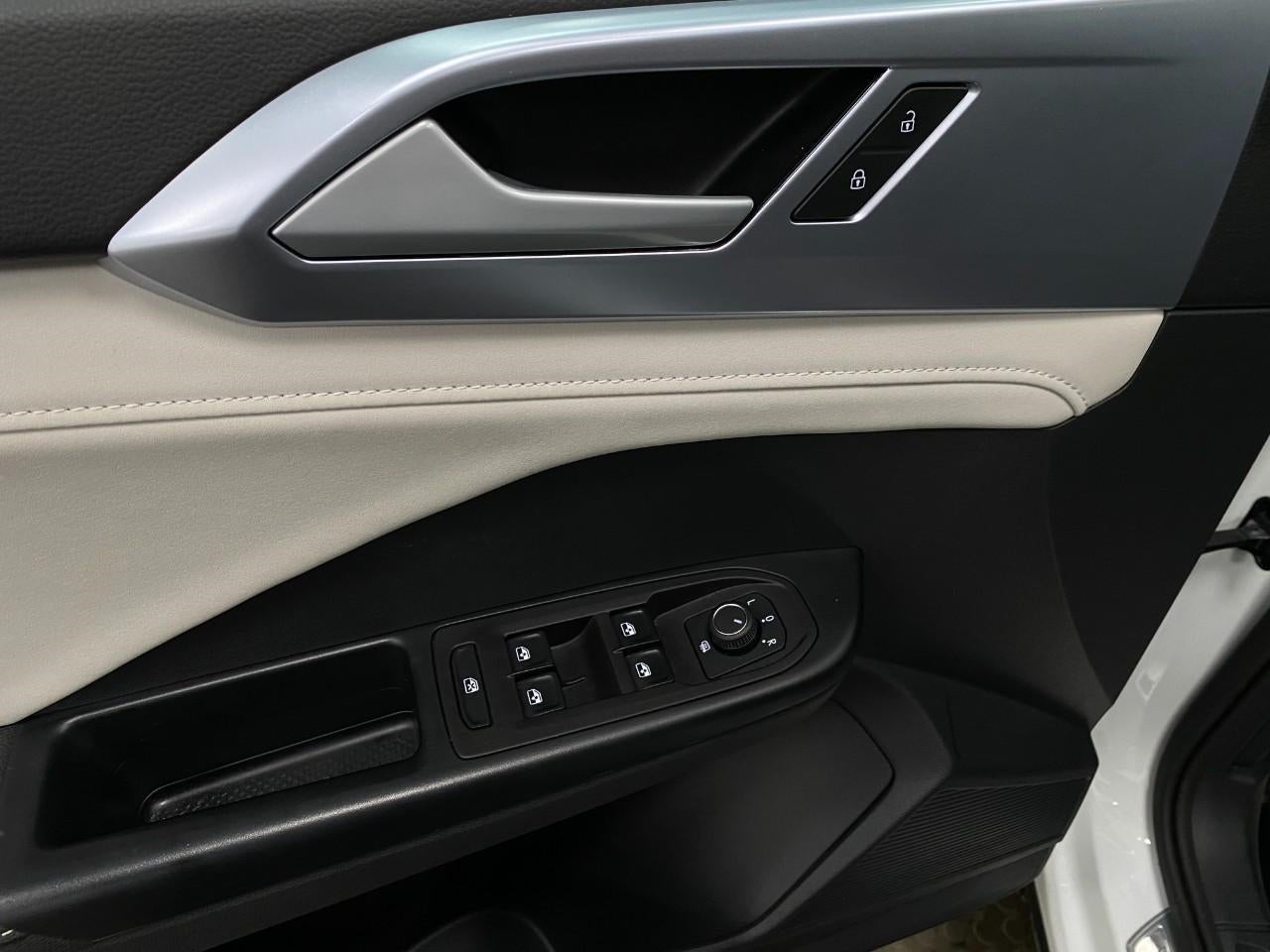 2025 Volkswagen Taos SE 4MOTION