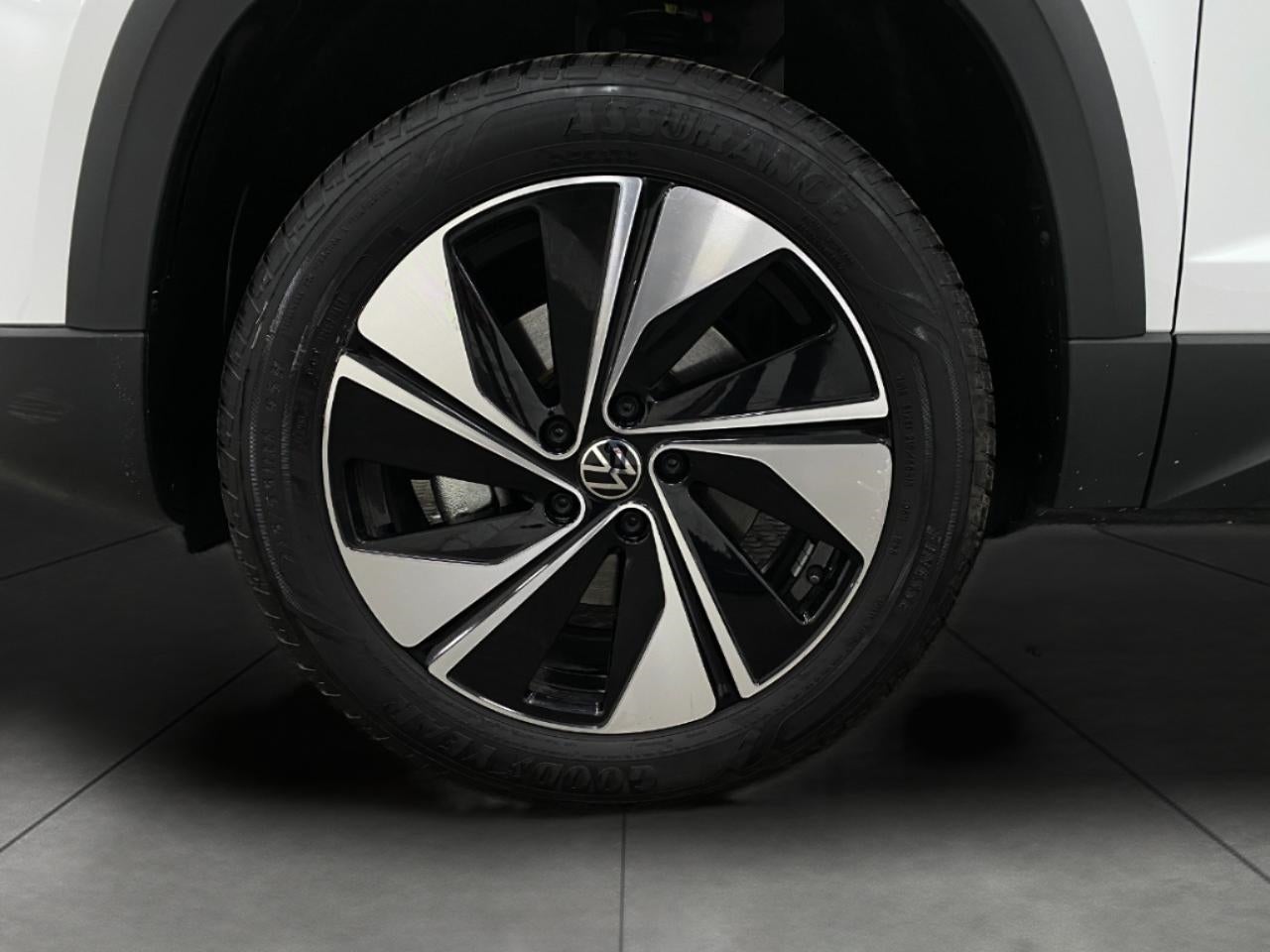 2025 Volkswagen Taos SE 4MOTION