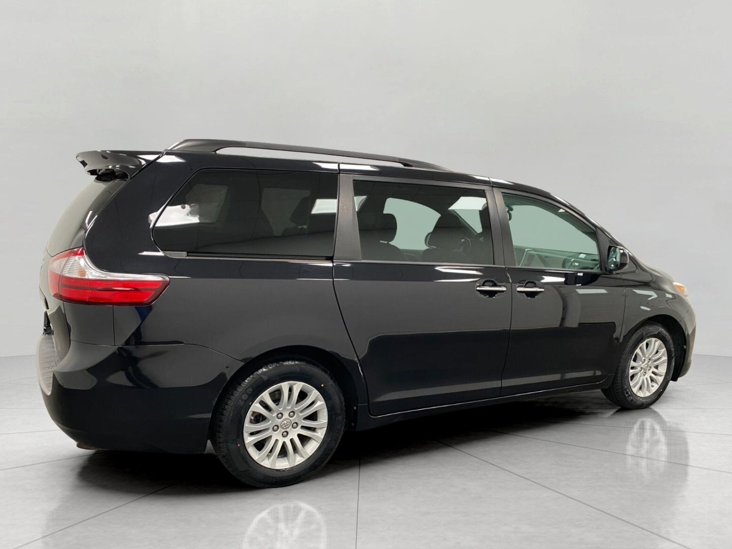 2016 Toyota SIENNA XLE 8-PASSENGER