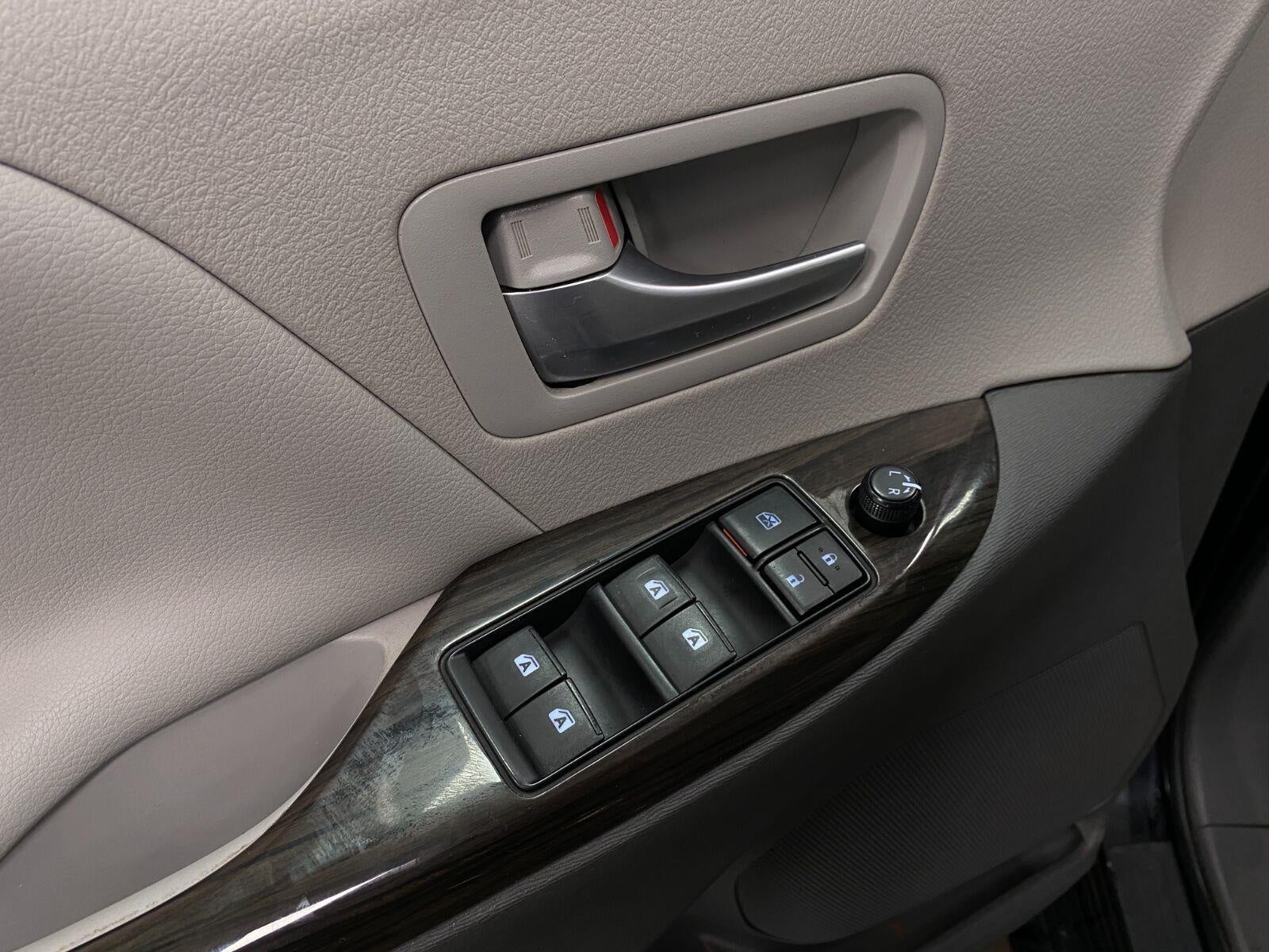 2016 Toyota SIENNA XLE 8-PASSENGER
