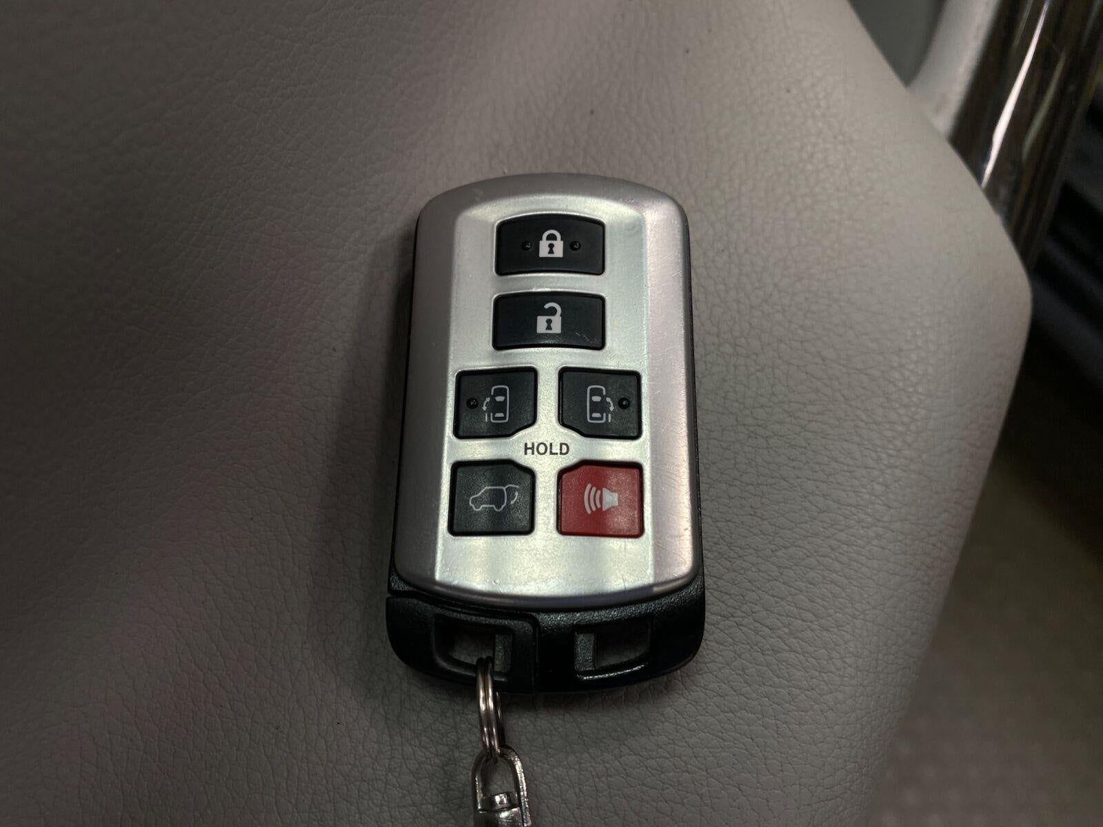 2016 Toyota SIENNA XLE 8-PASSENGER