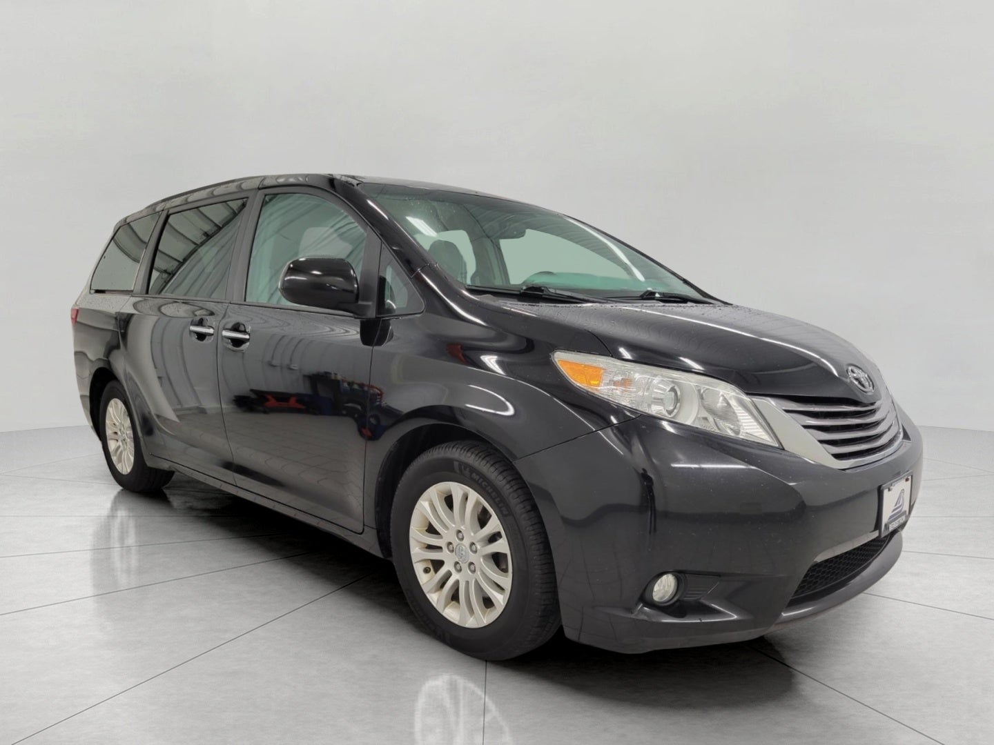 2017 Toyota Sienna XLE Premium FWD 8-Passenger