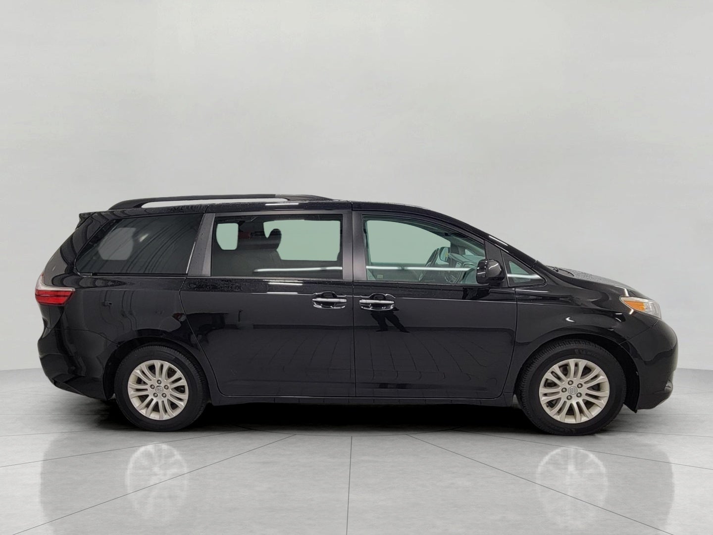 2017 Toyota Sienna XLE Premium FWD 8-Passenger