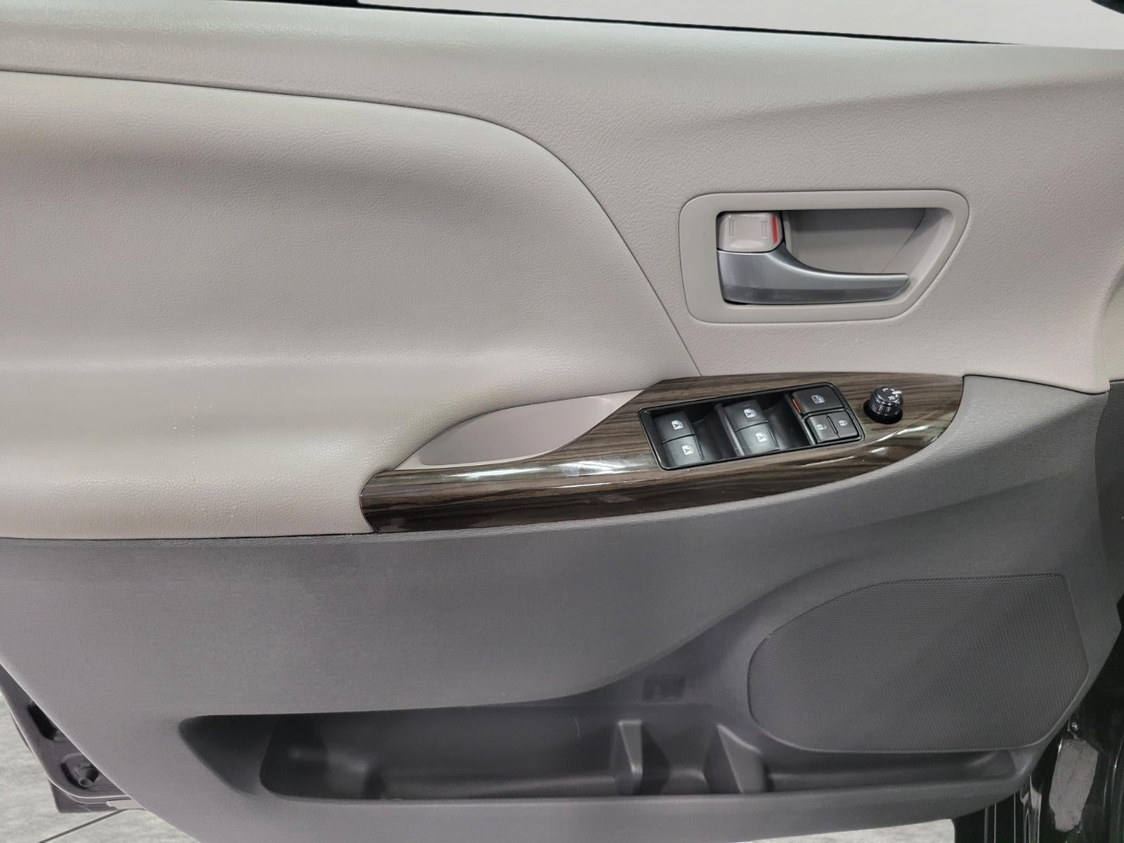2017 Toyota Sienna XLE Premium FWD 8-Passenger