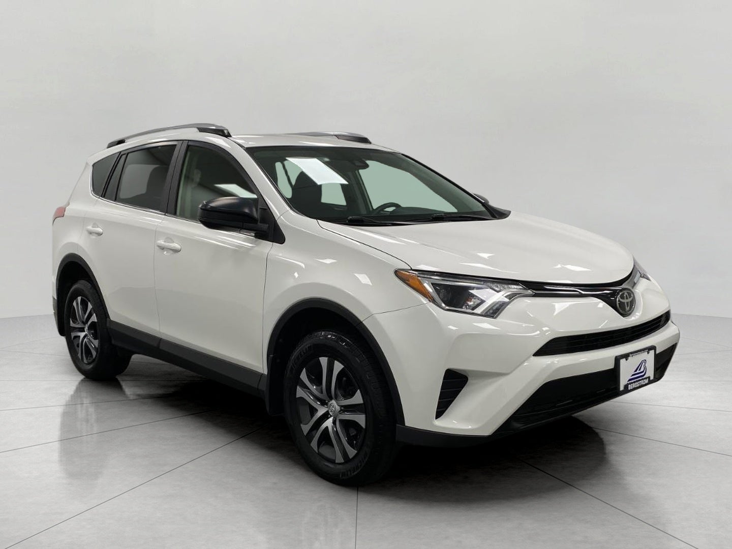 2018 Toyota RAV4 LE AWD's photo