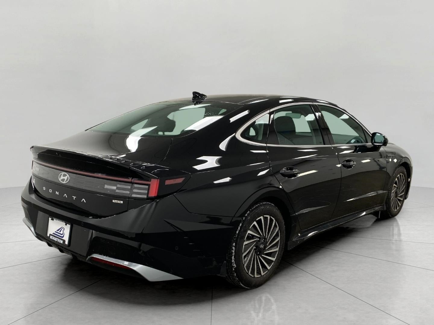 2025 Hyundai SONATA HYBRID Limited FWD